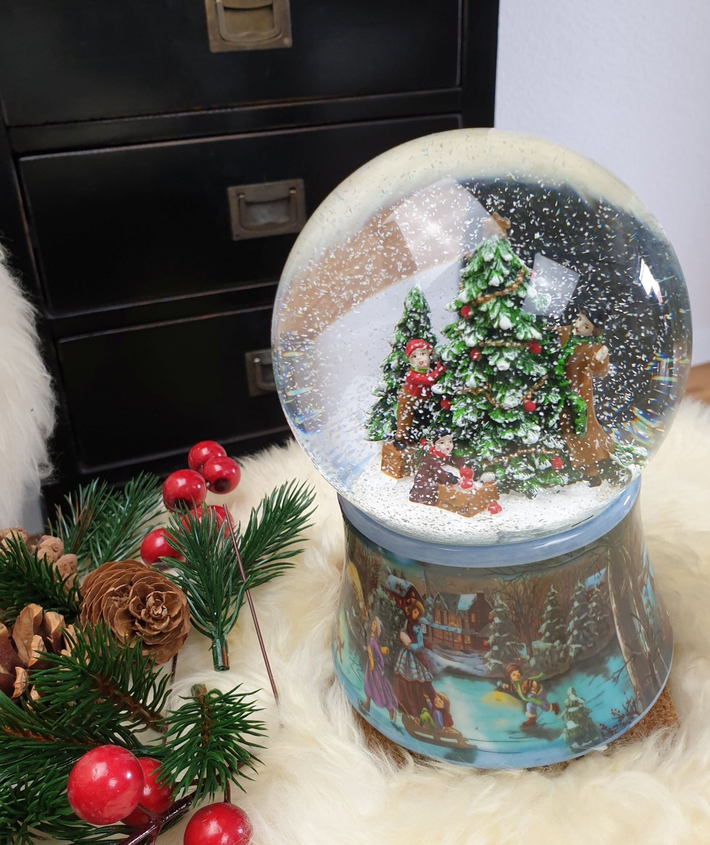 Schneekugel Tannenbaum schmücken auf Sockel Weihnachtsmarkt mit Spieluhr Jingle Bells 10 cm Durchmesser - Schneekugelhaus