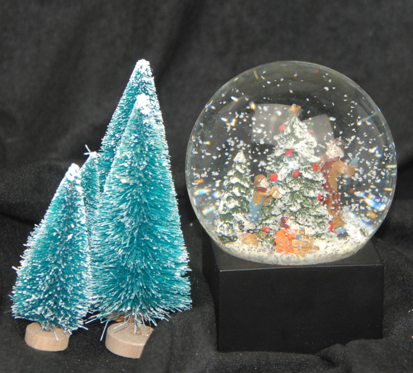 Schneekugel Weihnachtsbaum schmücken auf Sockel schwarz eckig "PURE-Line" 10 cm Durchmesser - Schneekugelhaus