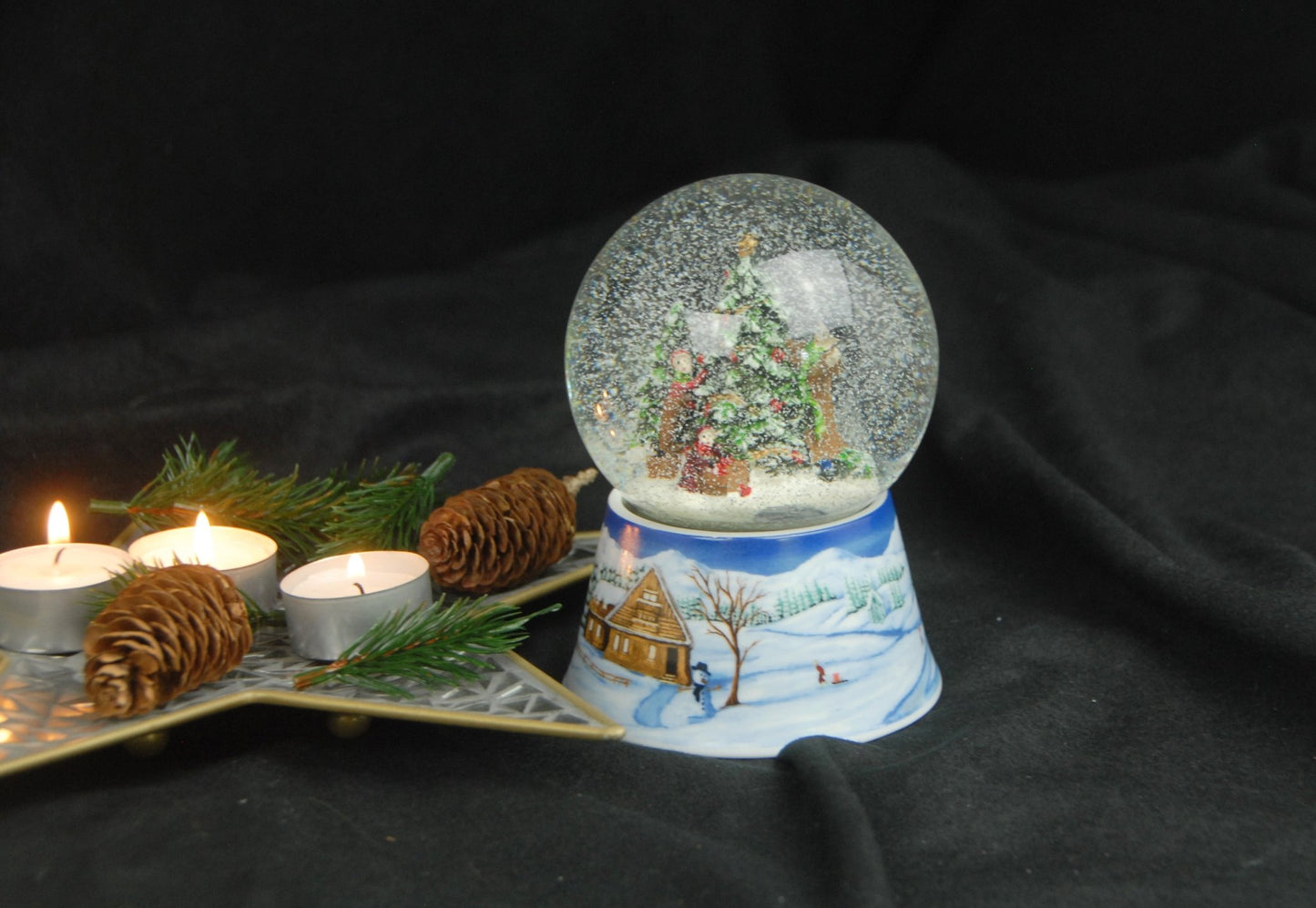 Schneekugel Weihnachtsbaum schmücken auf Sockel Winterlandschaft mittelblau mit Spieluhr 10 cm Durchmesser - Schneekugelhaus