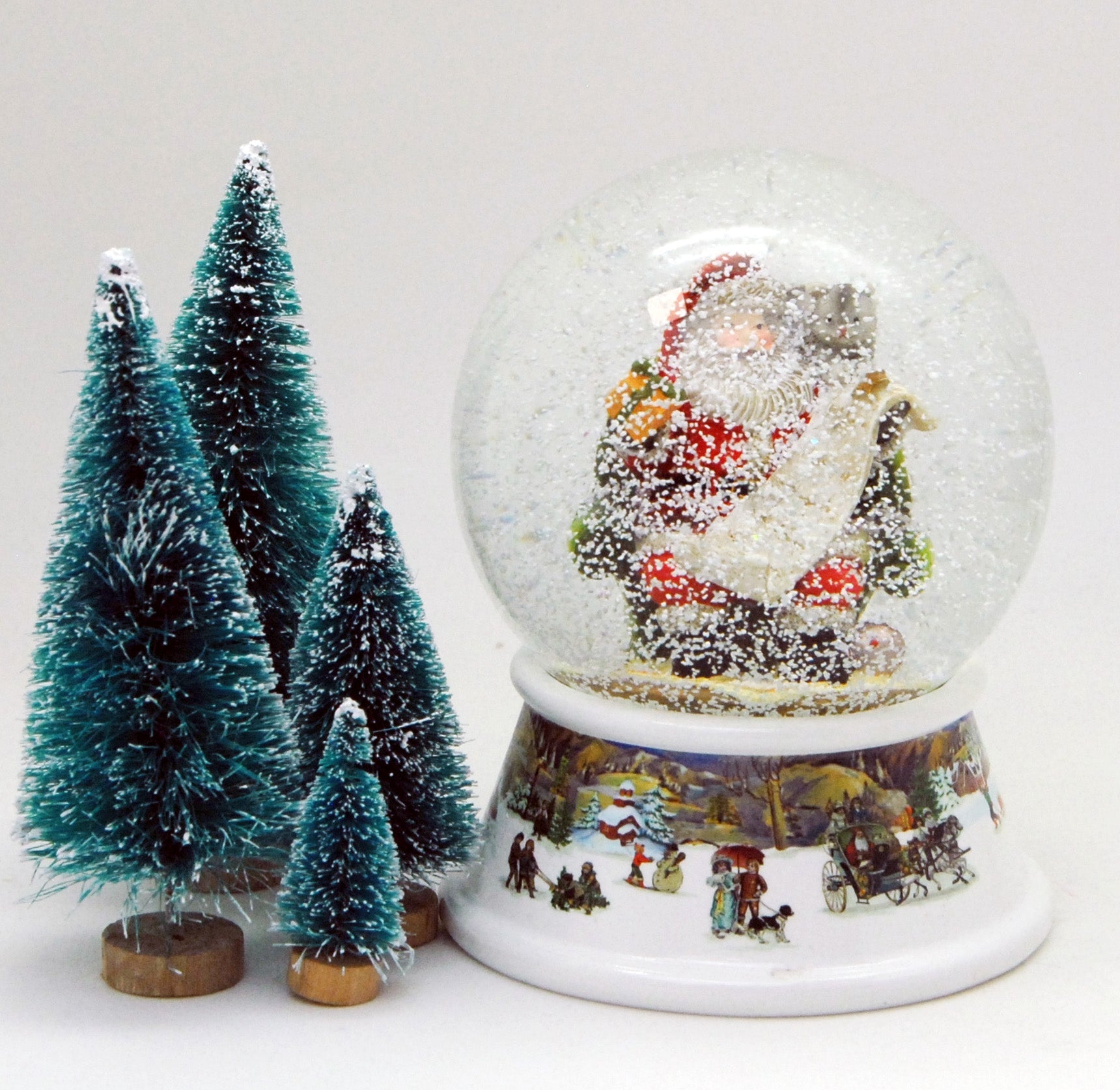 Schneekugel Weihnachtsmann mit Geschenkeliste auf Sockel nostalgische Schneelandschaft mit Spieluhr - Schneekugelhaus