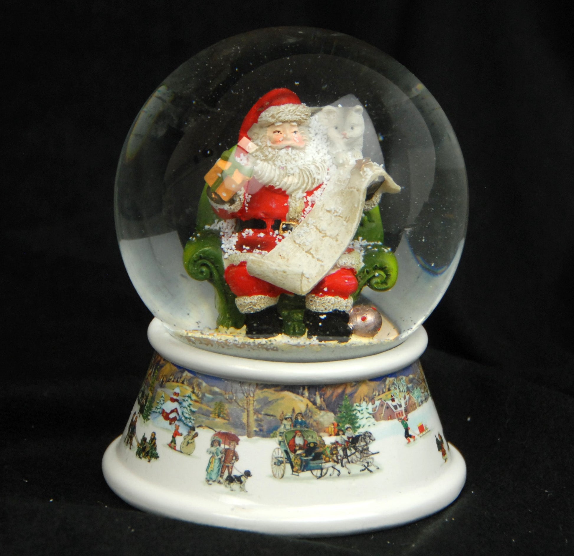 Schneekugel Weihnachtsmann mit Geschenkeliste auf Sockel nostalgische Schneelandschaft mit Spieluhr - Schneekugelhaus