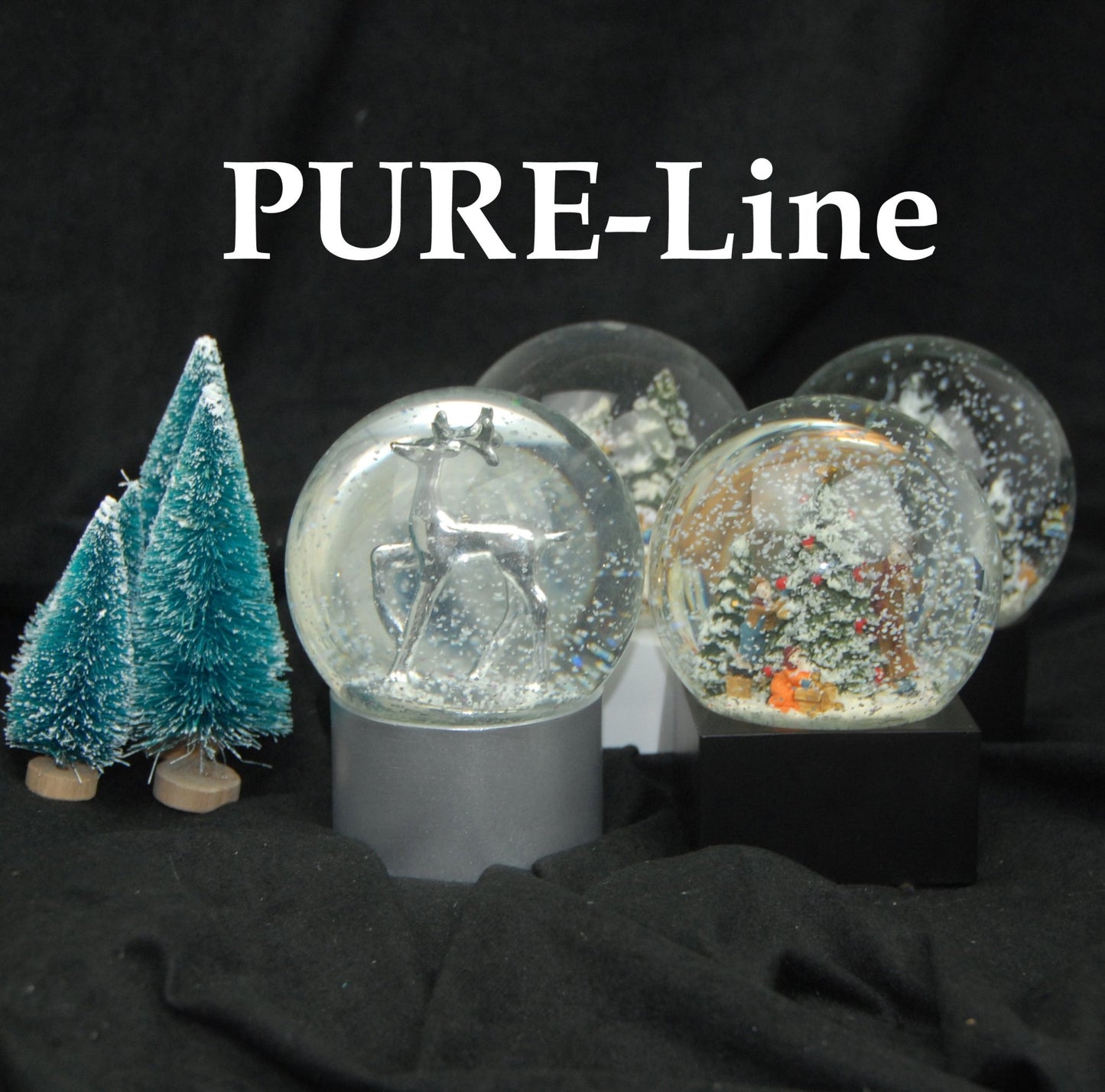 Schneekugel Weihnachtsmann mit Geschenkeliste auf Sockel weiß eckig "PURE-Line" 10 cm Durchmesser - Schneekugelhaus