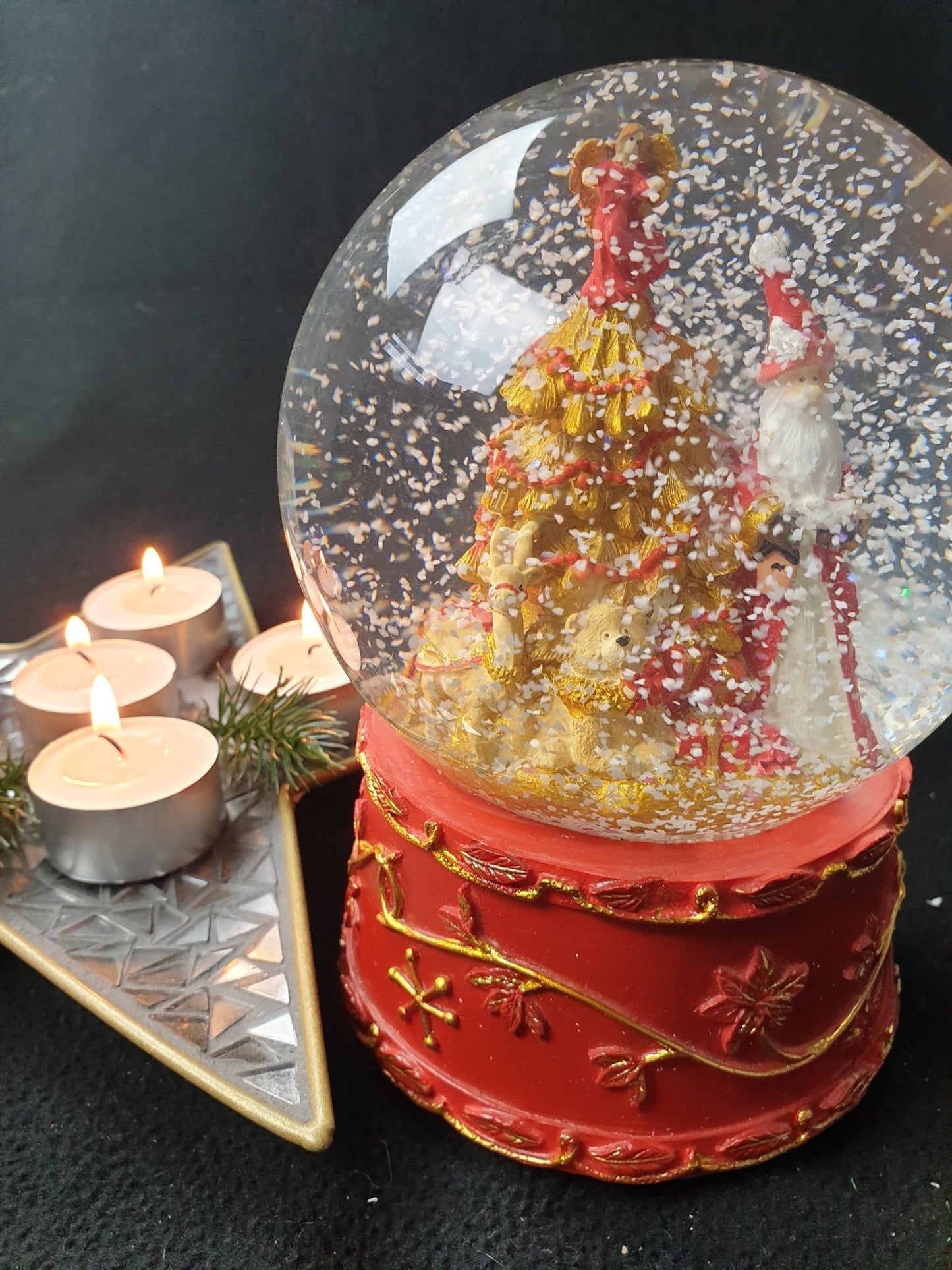 Schneekugel Weihnachtsmann mit Spieluhr rot groß - Schneekugelhaus