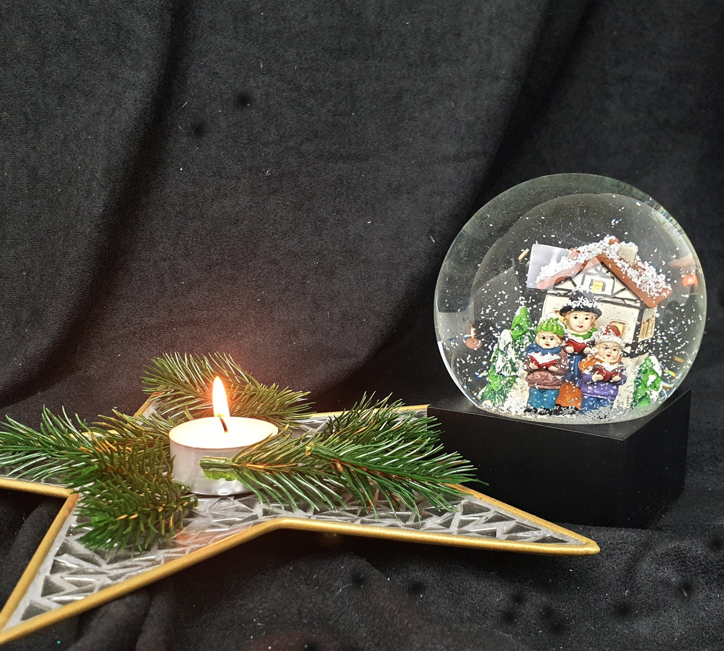 Schneekugel Weihnachtssinger auf Sockel schwarz eckig "PURE-Line" 10 cm Durchmesser - Schneekugelhaus