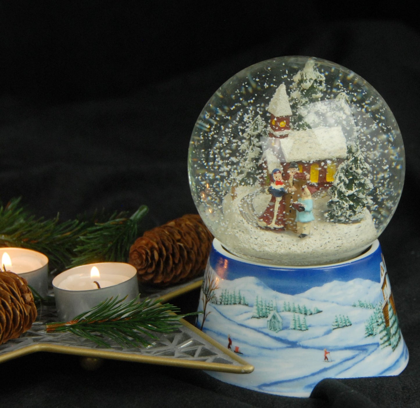 Schneekugel Weihnachtsspaziergang auf Sockel Winterlandschaft mit Spieluhr 10 cm Durchmesser - Schneekugelhaus