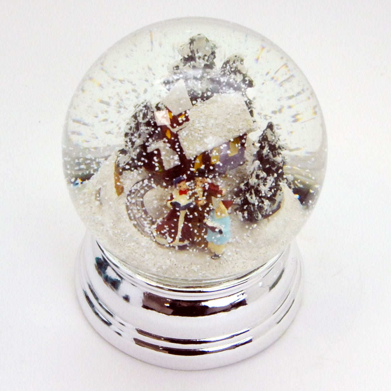 Schneekugel Weihnachtsspaziergang silber auf Sockel silber rund geschwungen 10 cm Durchmesser - Schneekugelhaus