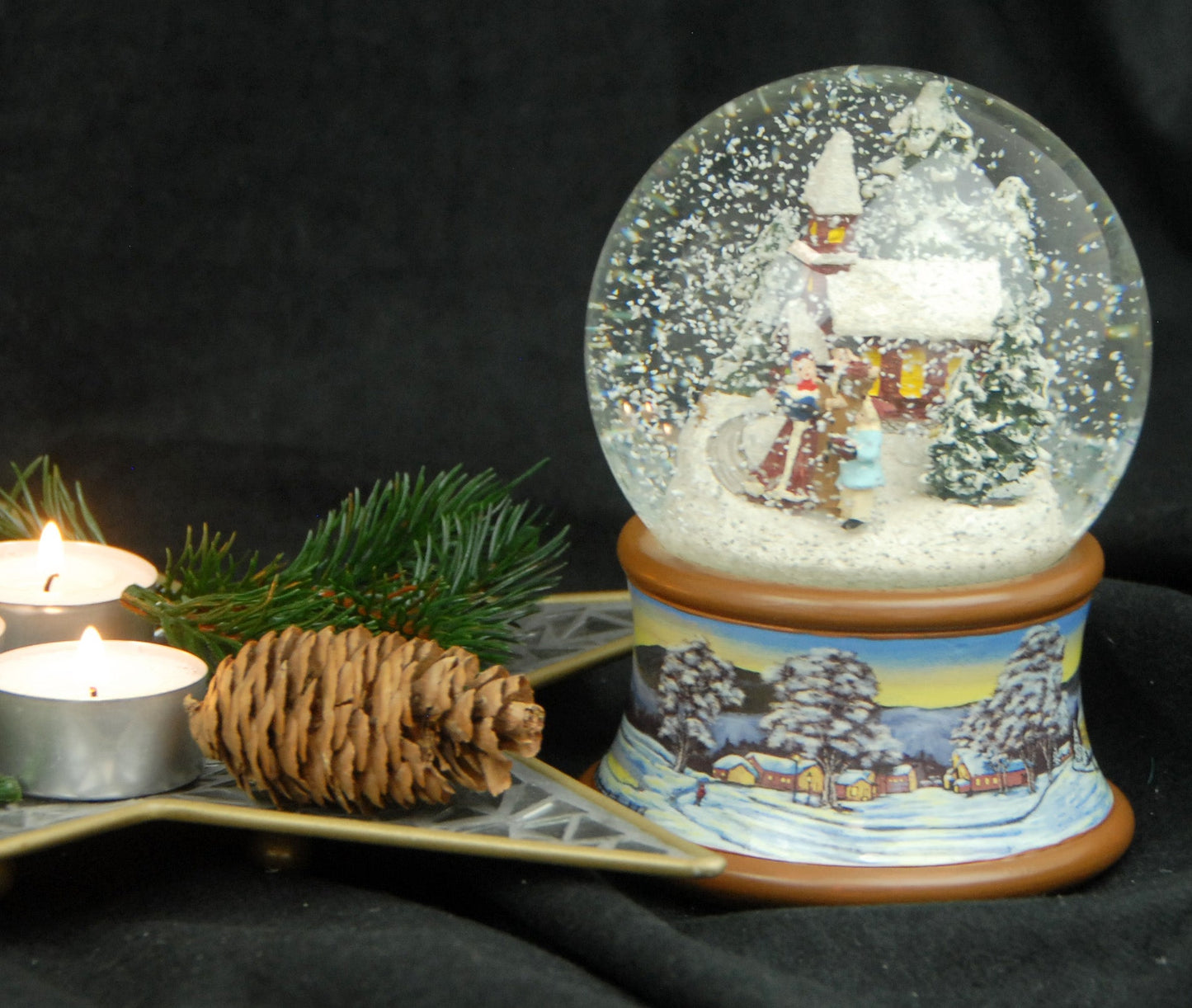 Schneekugel Weihnachtsspaziergang vor Kirche im Winterwald auf Sockel Winterlandschaft braun mit Spieluhr - Schneekugelhaus