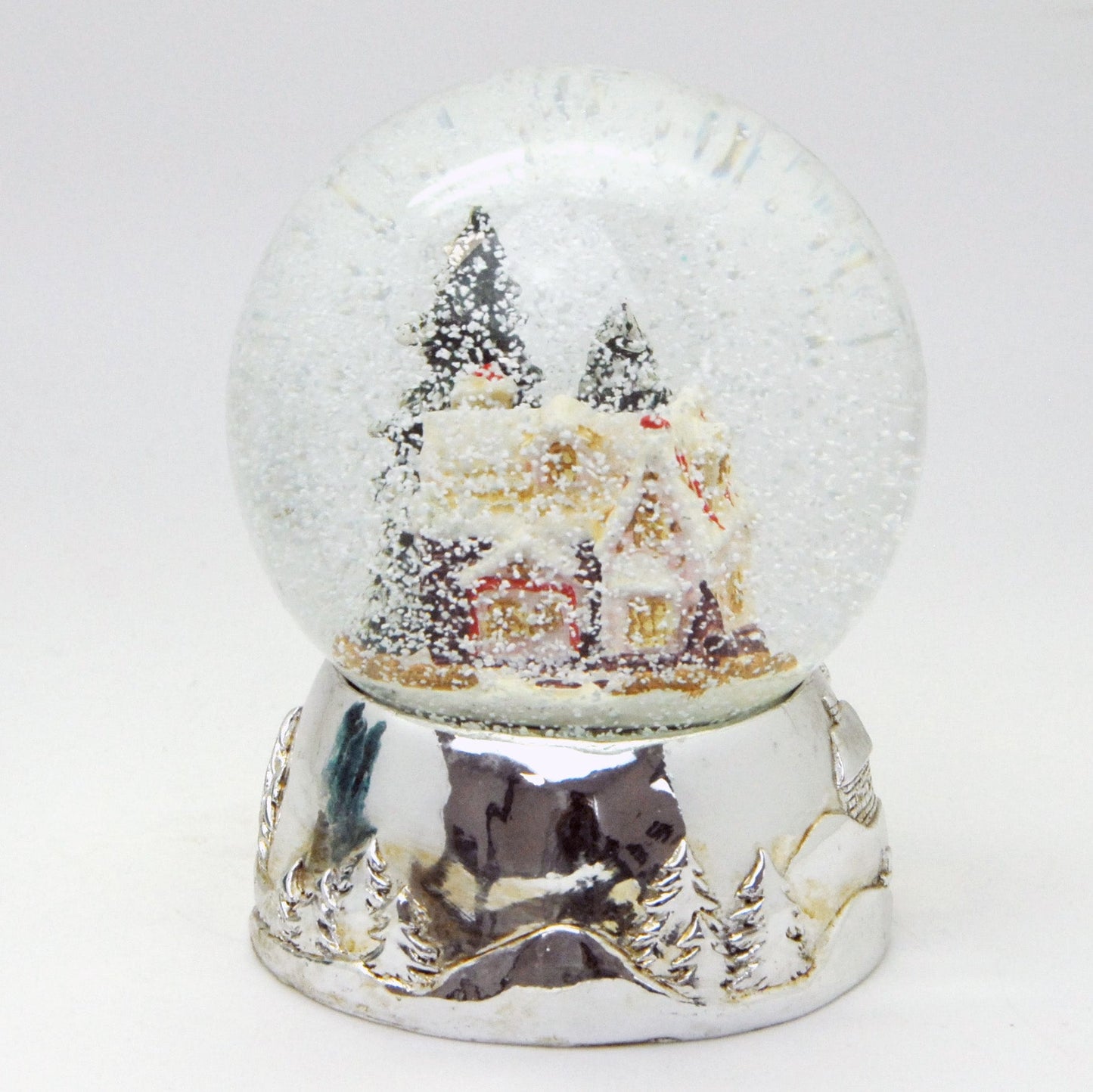 Schneekugel Zuckerbäckerhaus auf Silber Sockel mit Spieluhr We wish you a merry Christmas - Schneekugelhaus