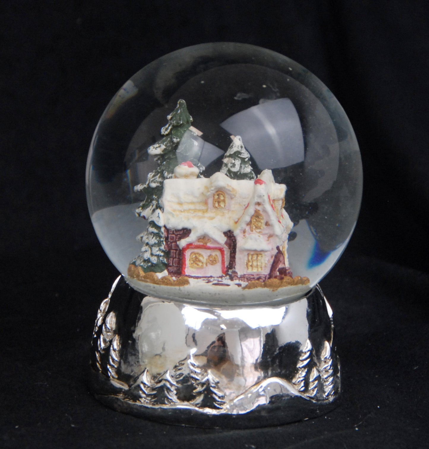 Schneekugel Zuckerbäckerhaus auf Silber Sockel mit Spieluhr We wish you a merry Christmas - Schneekugelhaus