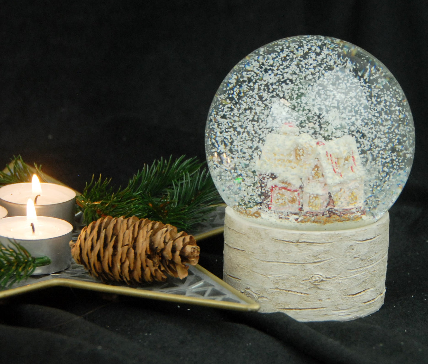 Schneekugel Zuckerbäckerhaus im Winterwald auf Holzsockel "Country-Line" 10 cm Durchmesser - Schneekugelhaus