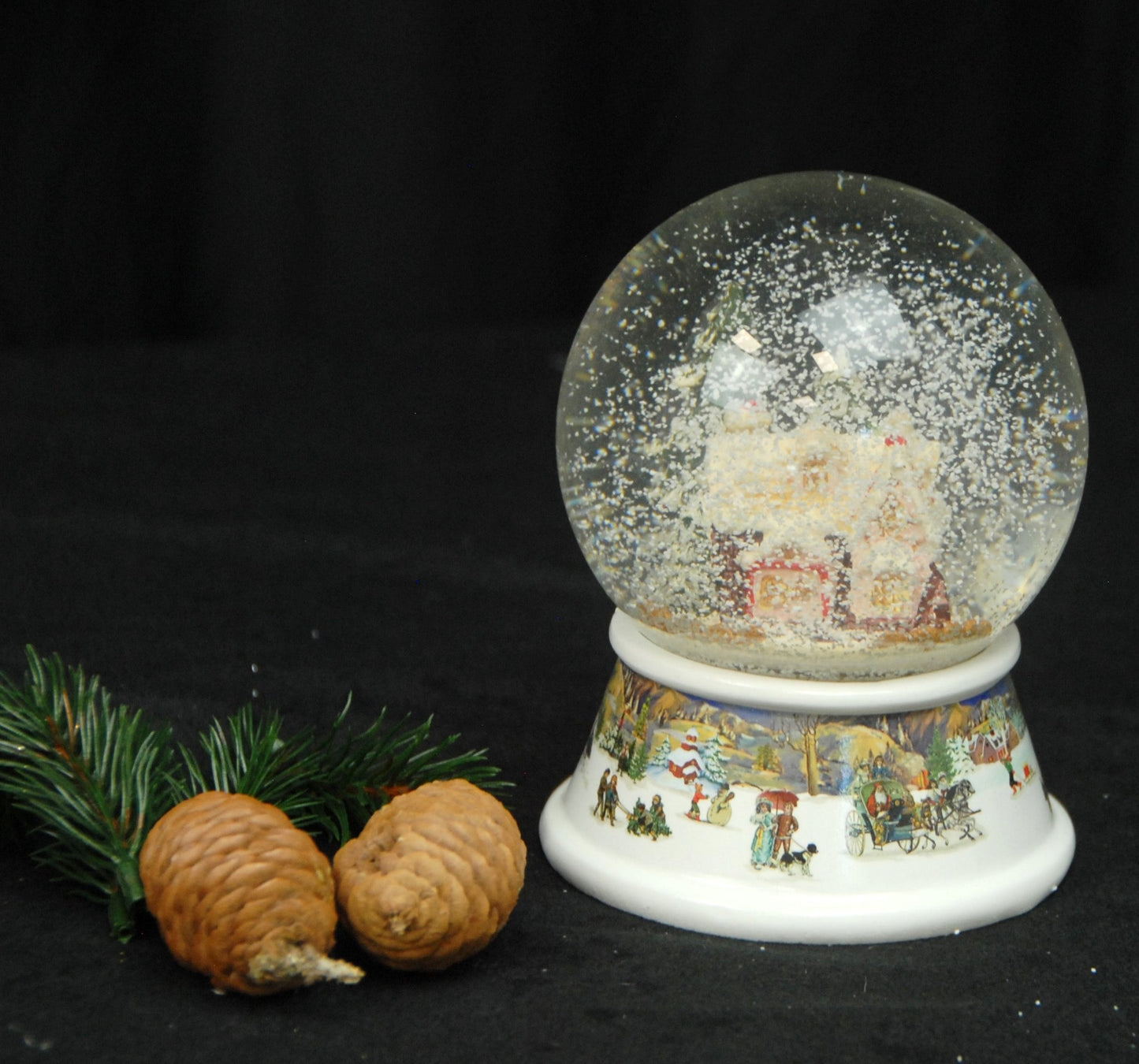 Schneekugel Zuckerbäckerhaus im Winterwald auf Sockel nostalgische Winterlandschaft mit Spieluhr 10 cm Durchmesser - Schneekugelhaus