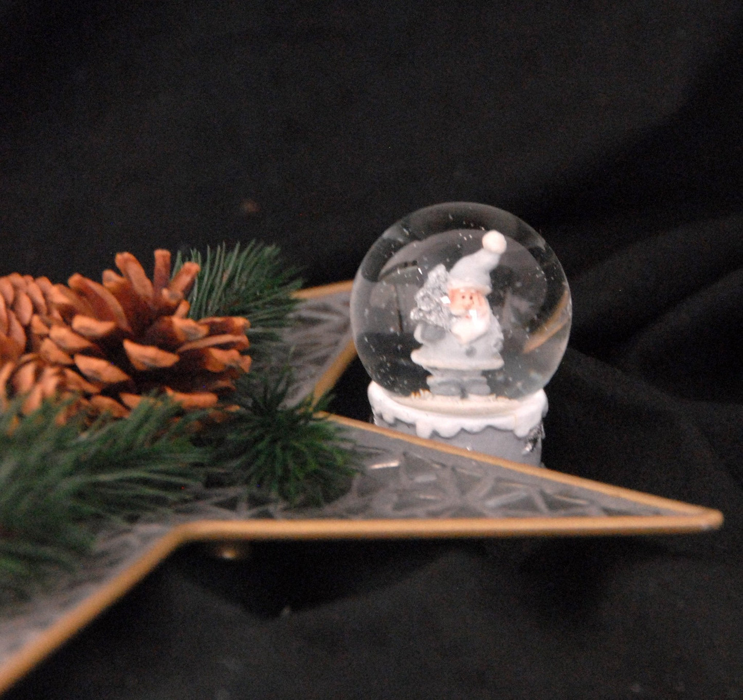 Süße Minikugel mit Weihnachtsmann in silber, weiß und grau - Luftblase - Schneekugelhaus