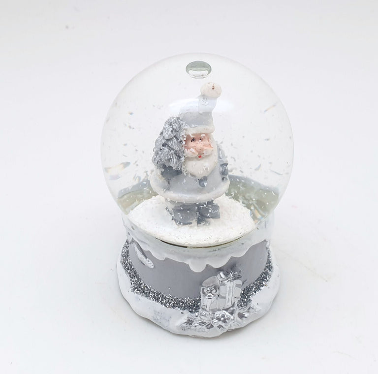 Süße Minikugel mit Weihnachtsmann in silber, weiß und grau - Luftblase - Schneekugelhaus