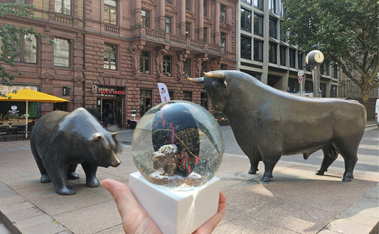 Geschenkidee für Börsianer: Glaskugel Bulle oder Bär - Schneekugelhaus