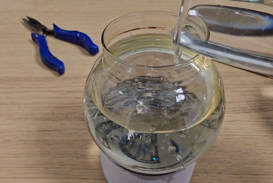 Snow Globe DIY: What goes into the water? - Schneekugelhaus