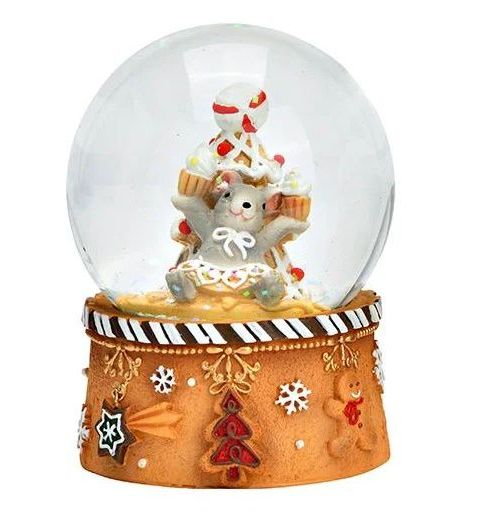 Süße Schneekugel Weihnachtsmaus mit Muffins ocker auf Sockel Weihnachtsbäckerei 65 mm Durchmesser