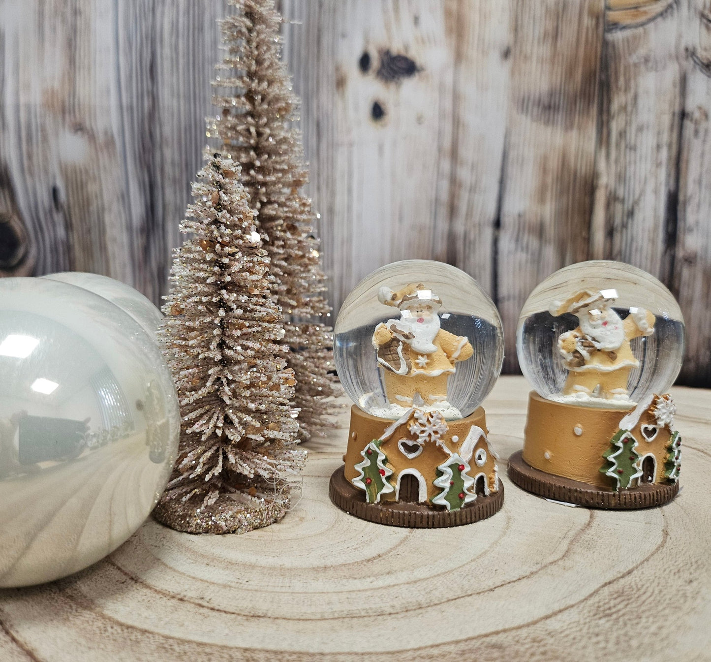2 Süße Mini - Schneekugeln Weihnachtsbäckerei Weihnachtsmann auf Sockel 45mm Durchmesser - Schneekugelhaus