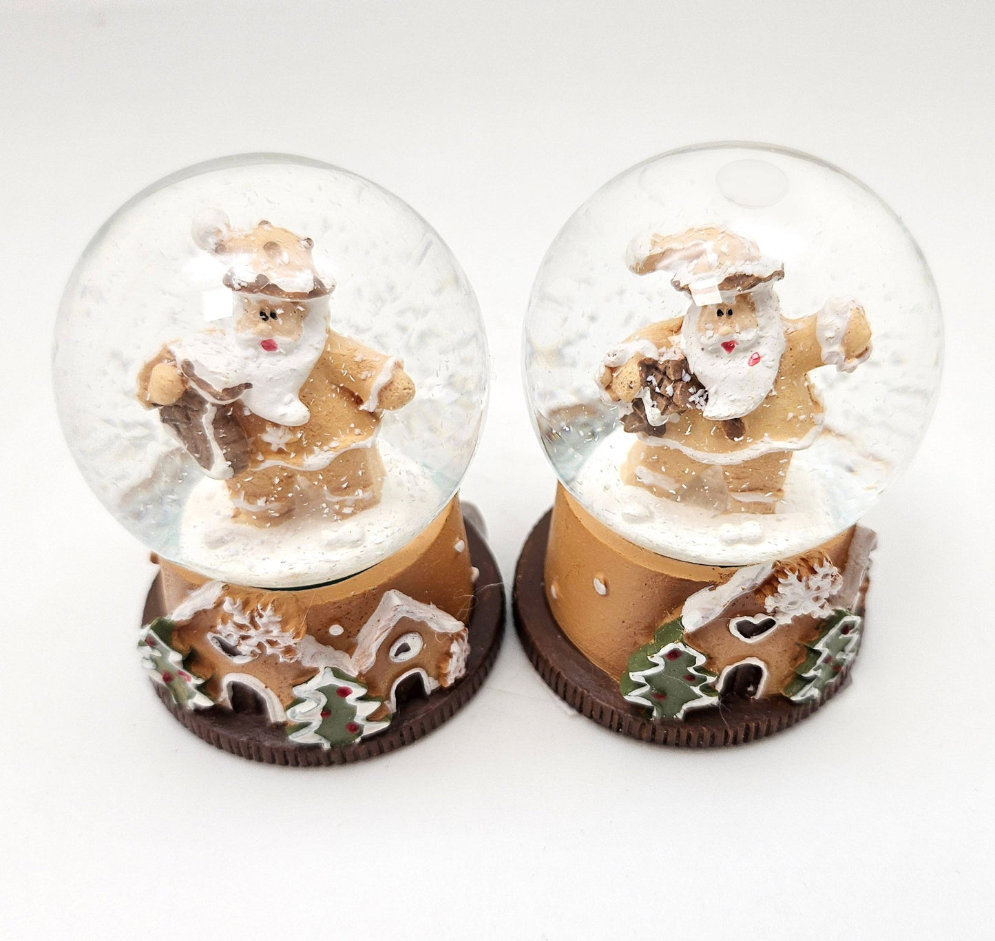 2 Süße Mini - Schneekugeln Weihnachtsbäckerei Weihnachtsmann auf Sockel 45mm Durchmesser - Schneekugelhaus