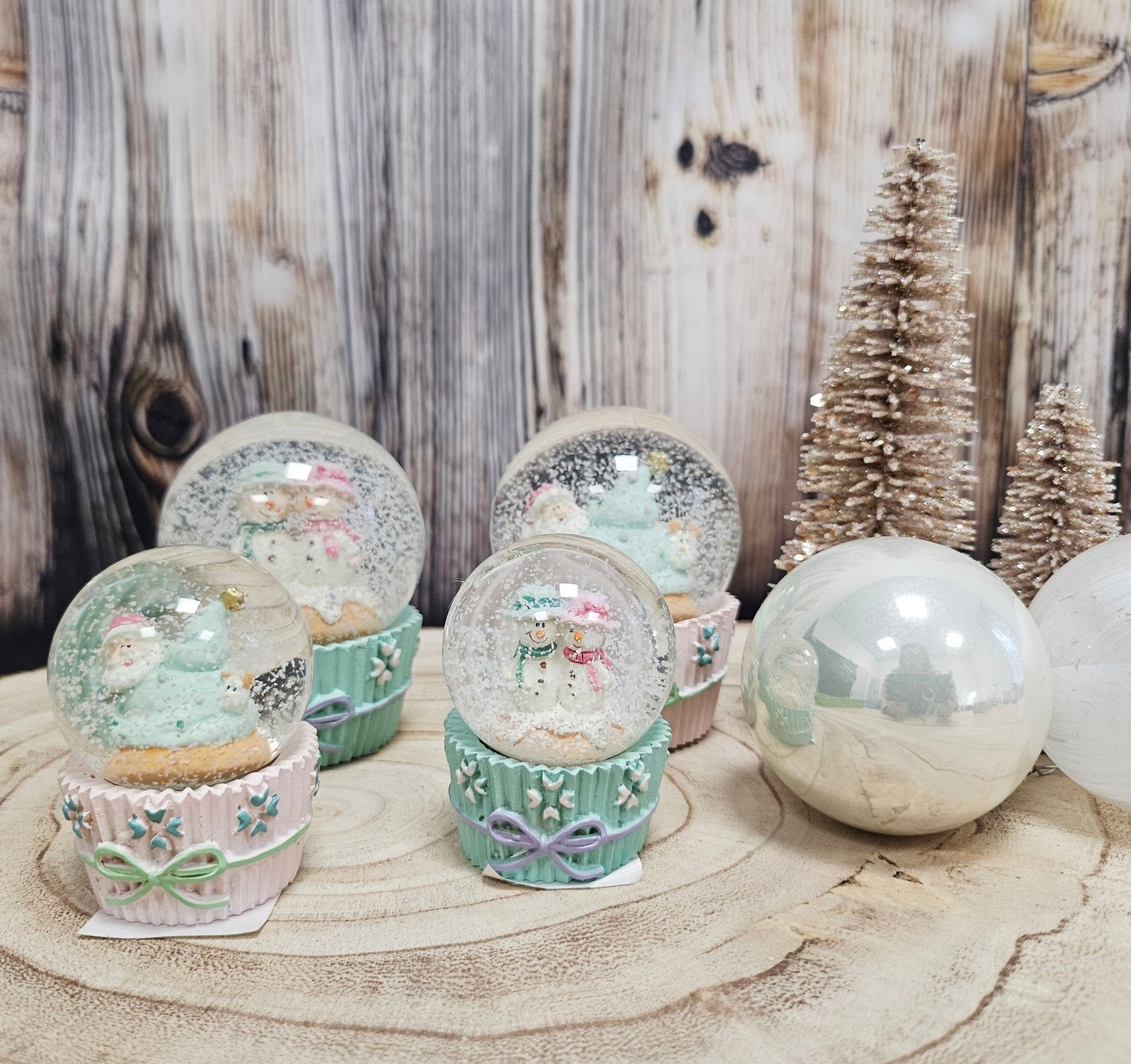2 Süße Mini - Schneekugeln Weihnachtsmuffin türkis rosal 45mm Durchmesser - Schneekugelhaus
