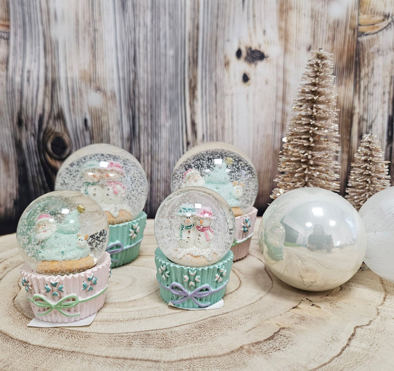 2 Süße Mini - Schneekugeln Weihnachtsmuffin türkis rosal 45mm Durchmesser - Schneekugelhaus