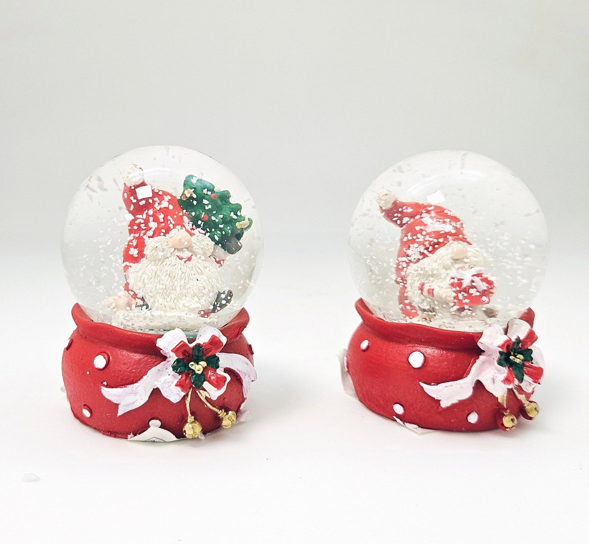 2 Süße Mini - Schneekugeln Weihnachtswichtel rot weiß 45mm Durchmesser - Schneekugelhaus