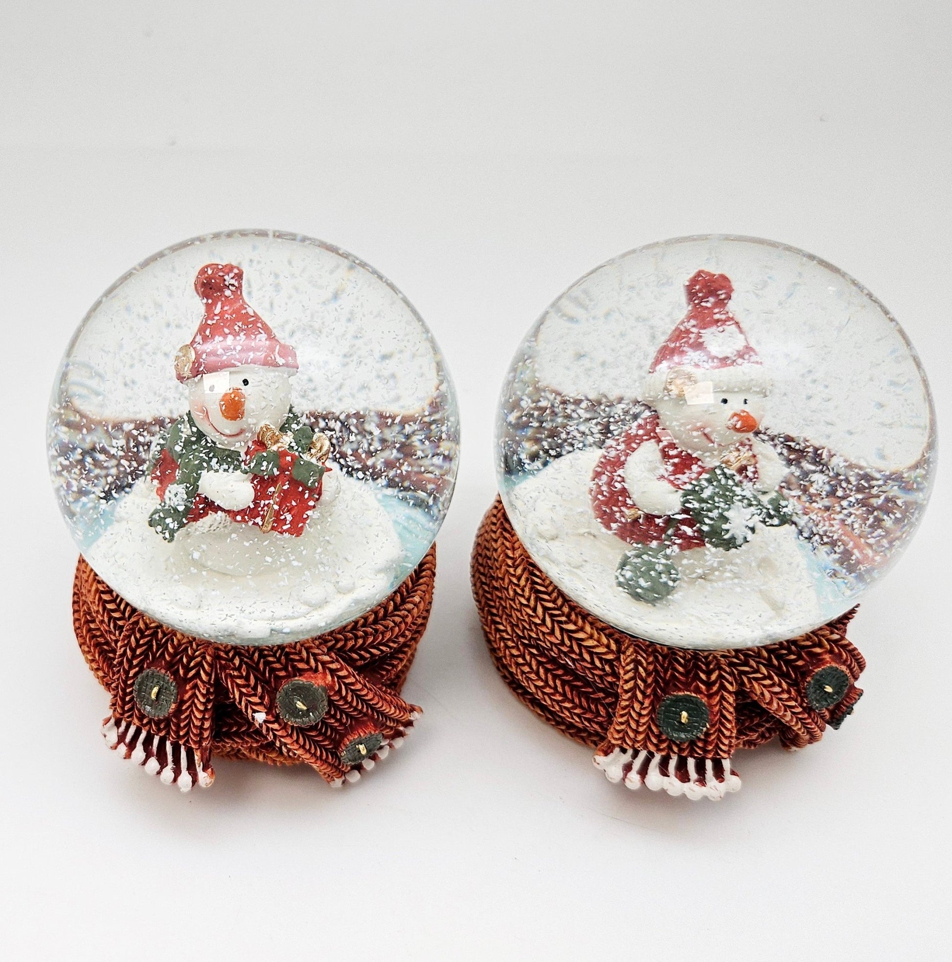 2 Süße Schneekugeln Schneemann Strickschal auf Sockel Winterschal 65 mm Durchmesser - Schneekugelhaus