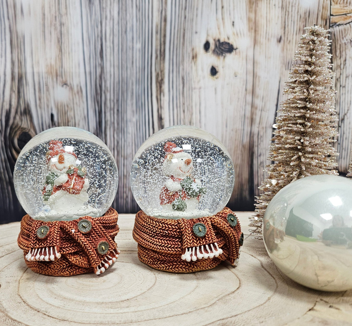 2 Süße Schneekugeln Schneemann Strickschal auf Sockel Winterschal 65 mm Durchmesser - Schneekugelhaus