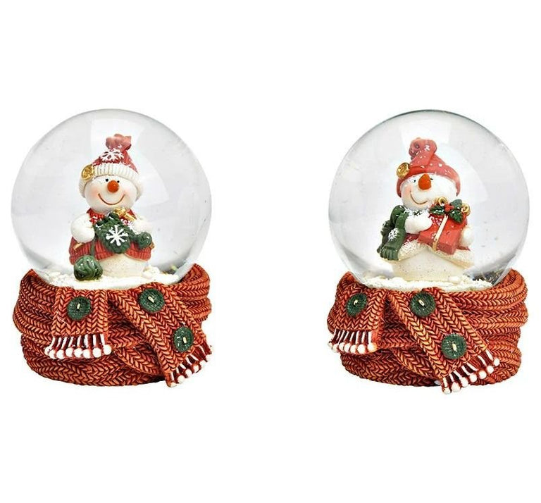 2 Süße Schneekugeln Schneemann Strickschal auf Sockel Winterschal 65 mm Durchmesser - Schneekugelhaus