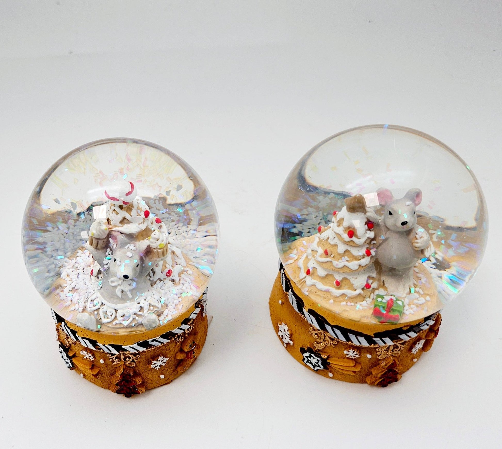 2 Süße Schneekugeln Weihnachtsmaus auf Sockel Weihnachtsbäckerei 65 mm Durchmesser - Schneekugelhaus