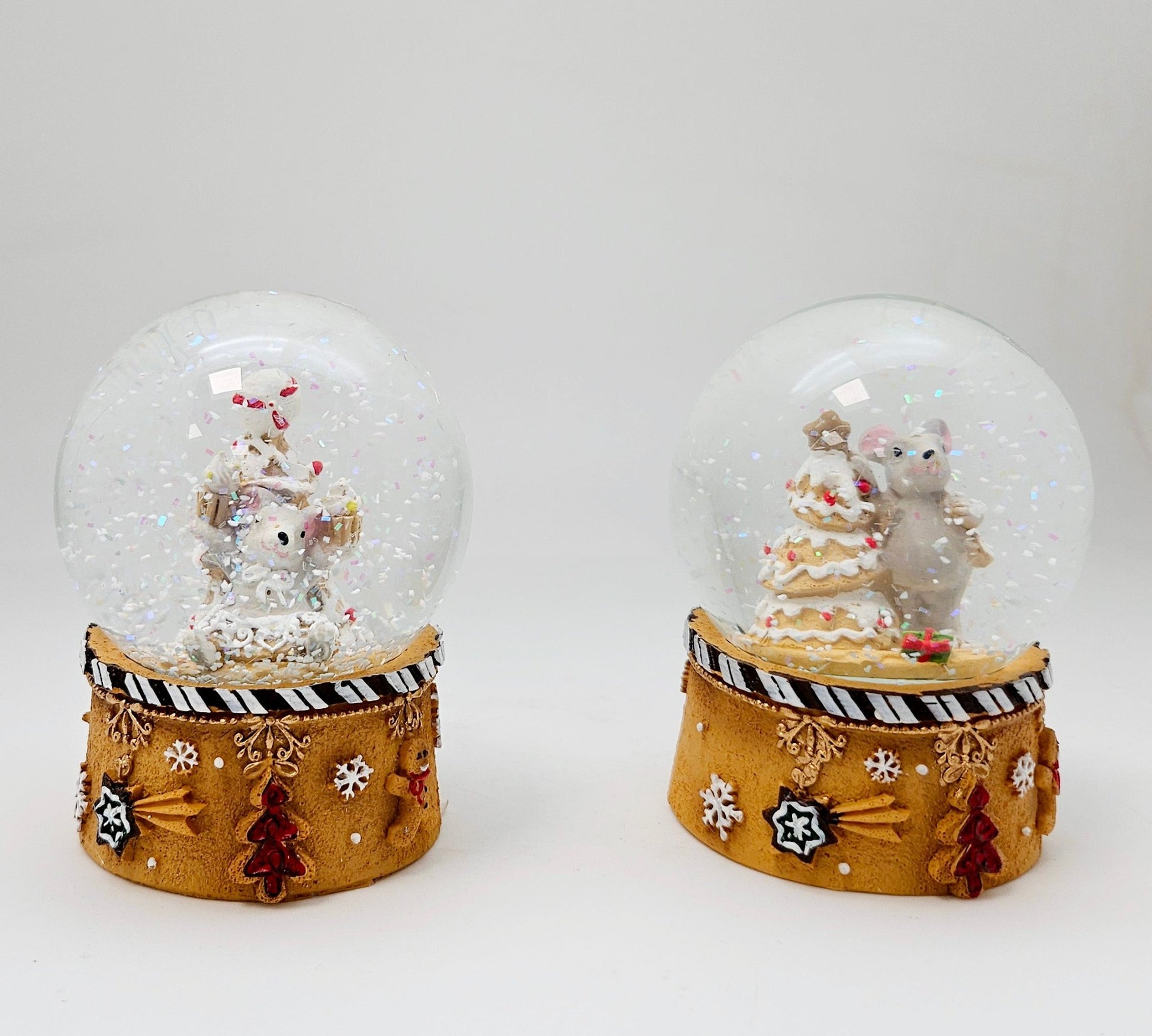 2 Süße Schneekugeln Weihnachtsmaus auf Sockel Weihnachtsbäckerei 65 mm Durchmesser - Schneekugelhaus