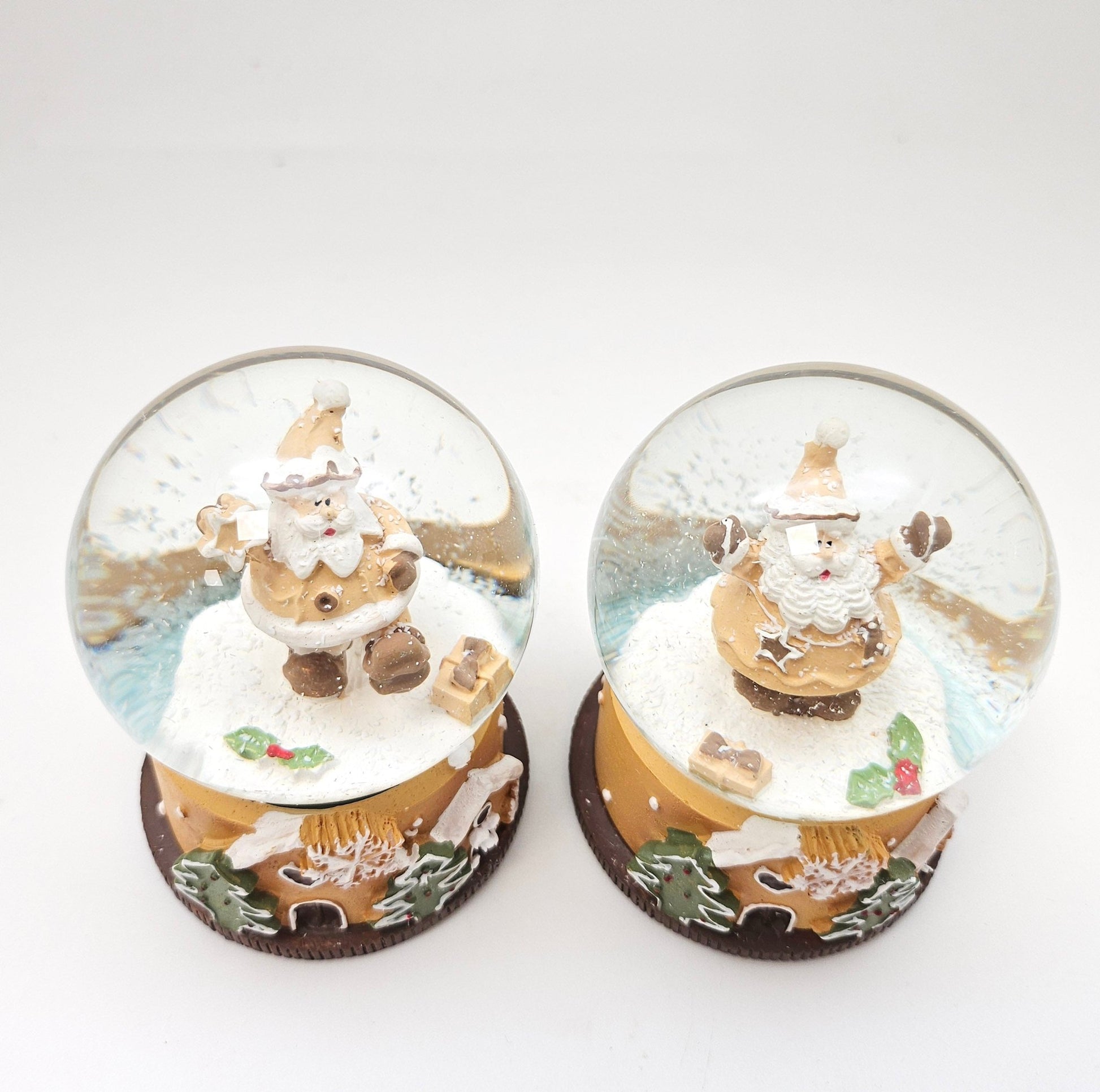 2 Süße Schneekugeln Zuckerbäcker auf Sockel Weihnachten 65 mm Durchmesser - Schneekugelhaus