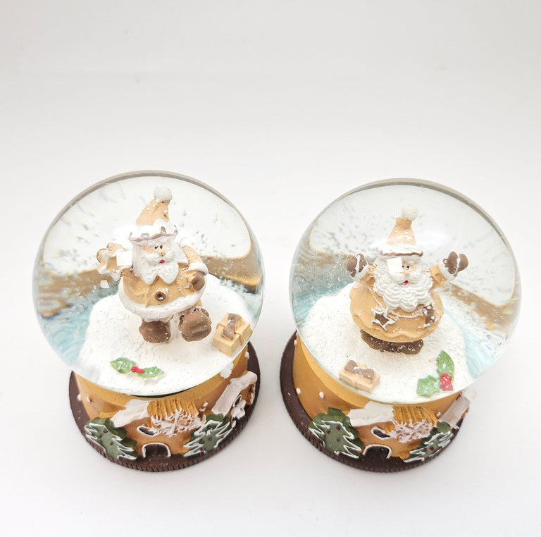 2 Süße Schneekugeln Zuckerbäcker auf Sockel Weihnachten 65 mm Durchmesser - Schneekugelhaus
