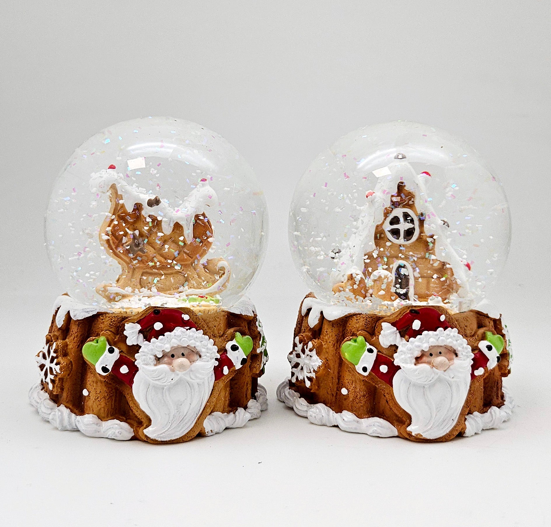 2 Süße Schneekugeln Zuckerbäcker auf Sockel Weihnachten 65 mm Durchmesser - Schneekugelhaus