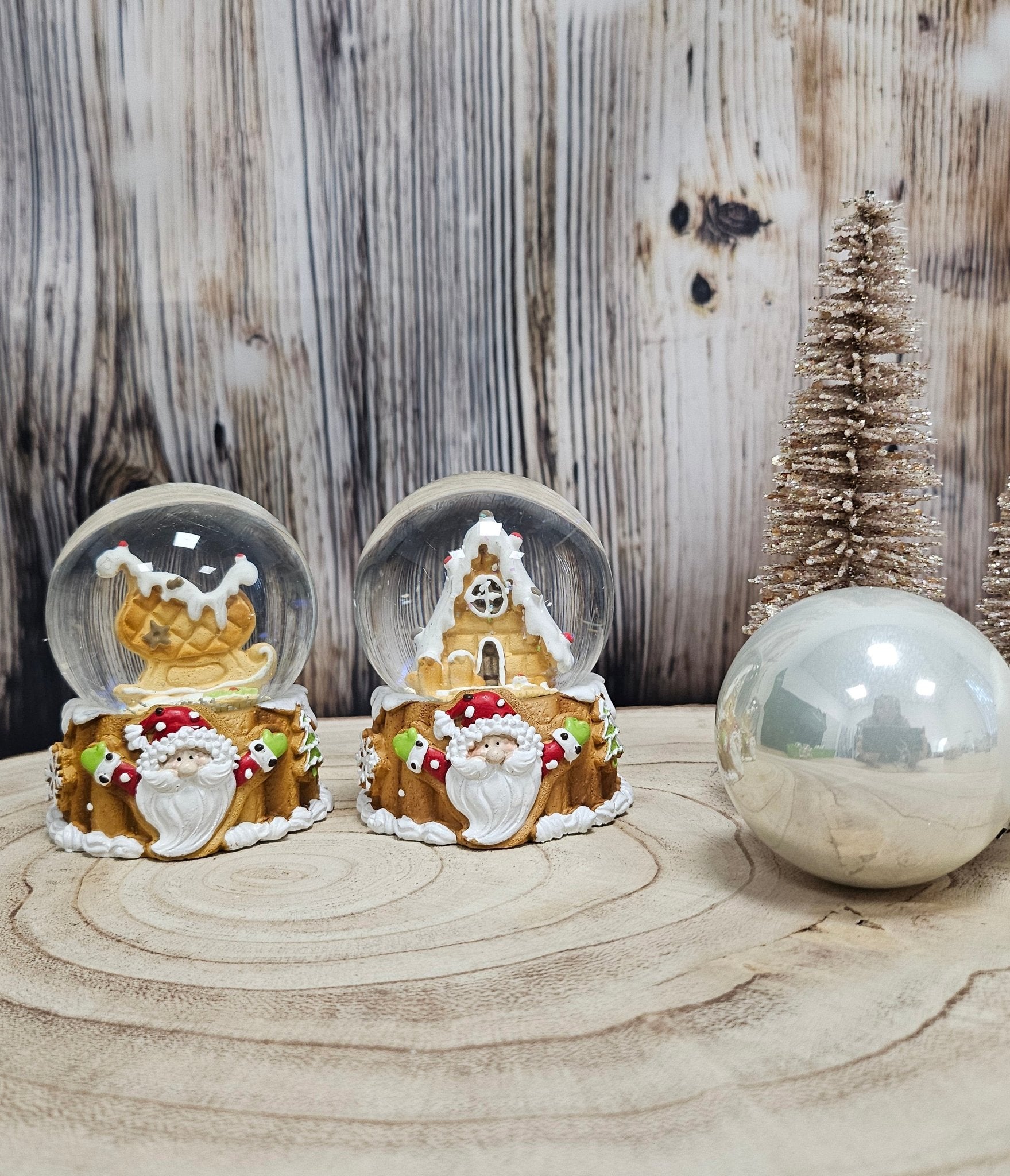 2 Süße Schneekugeln Zuckerbäcker auf Sockel Weihnachten 65 mm Durchmesser - Schneekugelhaus