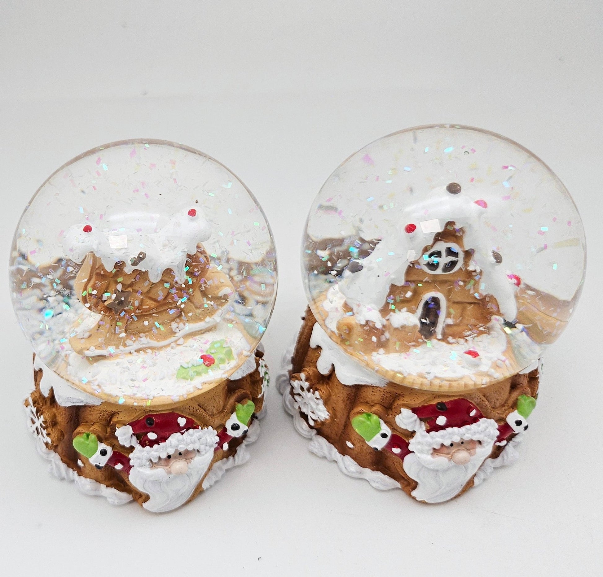 2 Süße Schneekugeln Zuckerbäcker auf Sockel Weihnachten 65 mm Durchmesser - Schneekugelhaus