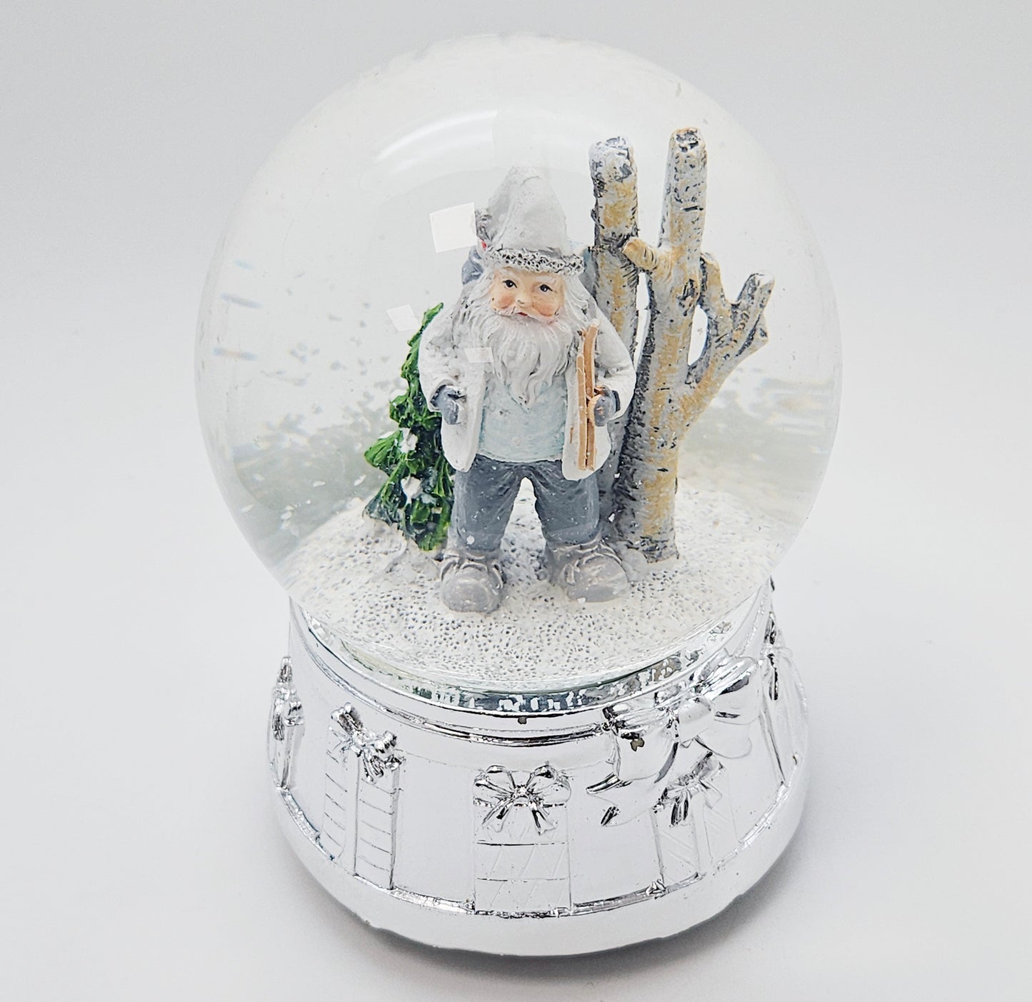 Edle Schneekugel Santa weiß Skier mit Silber-Sockel Geschenkschleife und Spieluhr 100 mm Durchmesser