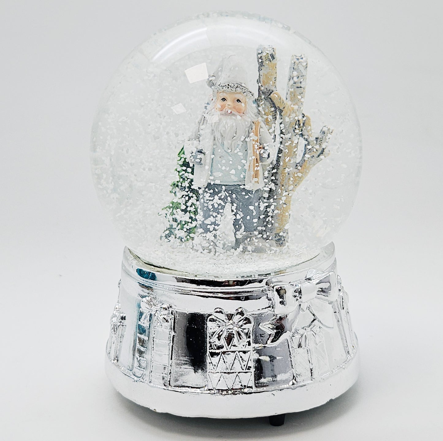 Edle Schneekugel Santa weiß Skier mit Silber-Sockel Geschenkschleife und Spieluhr 100 mm Durchmesser