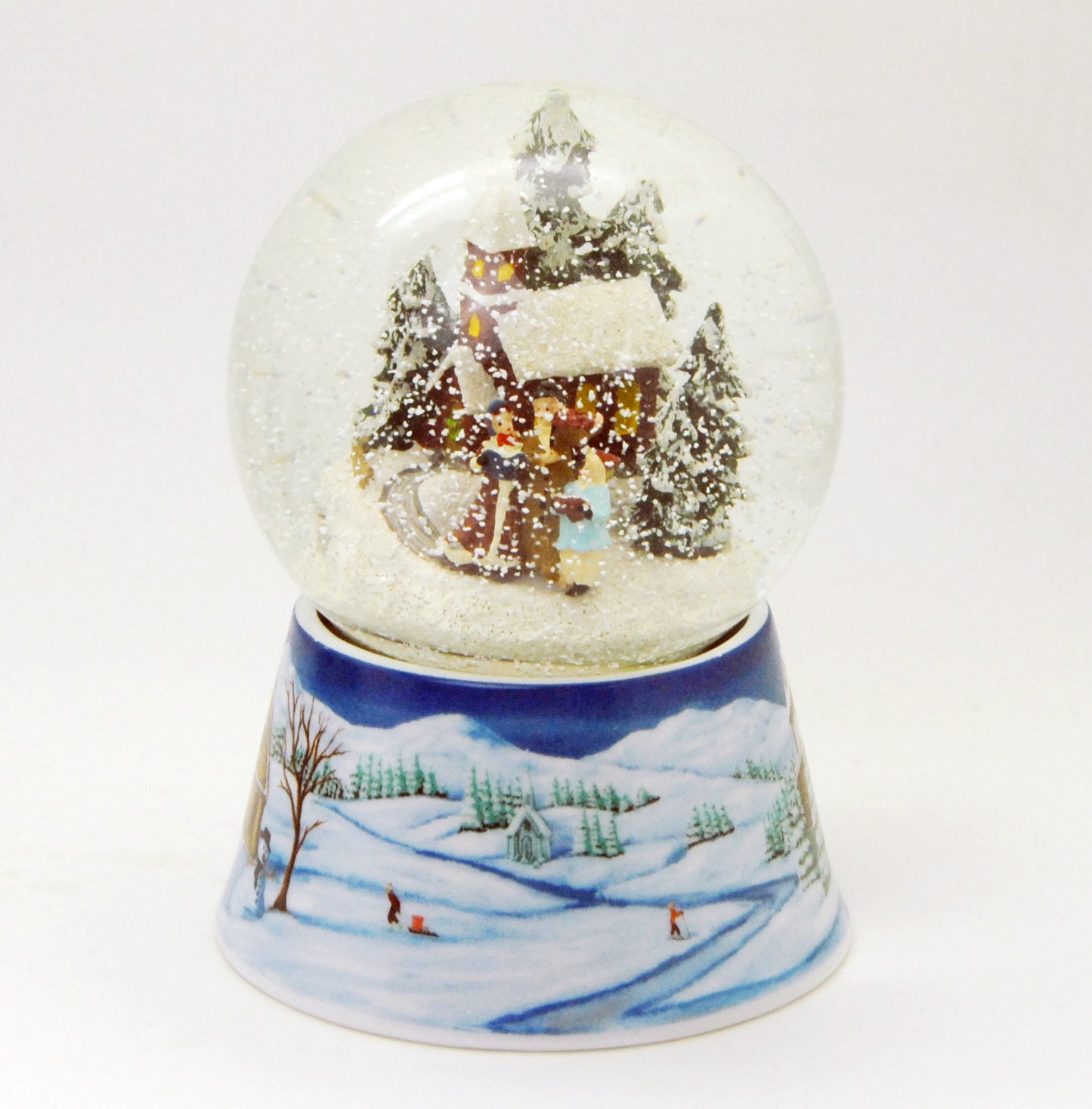 Schneekugel Weihnachtsspaziergang auf Sockel  Winterlandschaft mittelblau mit Spieluhr 10 cm Durchmesser