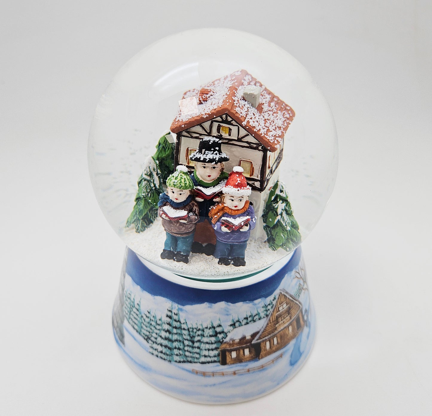 Schneekugel Weihnachtssinger vor Fachwerkhaus auf Sockel  Winterlandschaft mit Spieluhr 10 cm Durchmesser