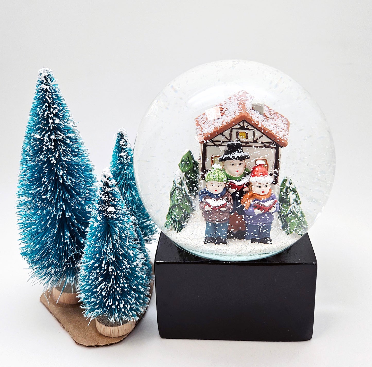 Schneekugel Weihnachtssinger auf Sockel schwarz eckig "PURE-Line" 10 cm Durchmesser