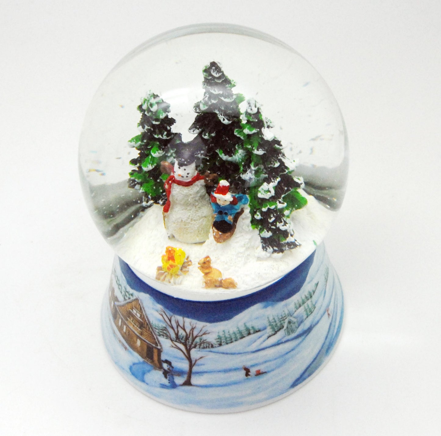 Schneekugel Schneemann bauen mit Lagerfeuer auf Sockel  Winterlandschaft mit Spieluhr 10 cm Durchmesser