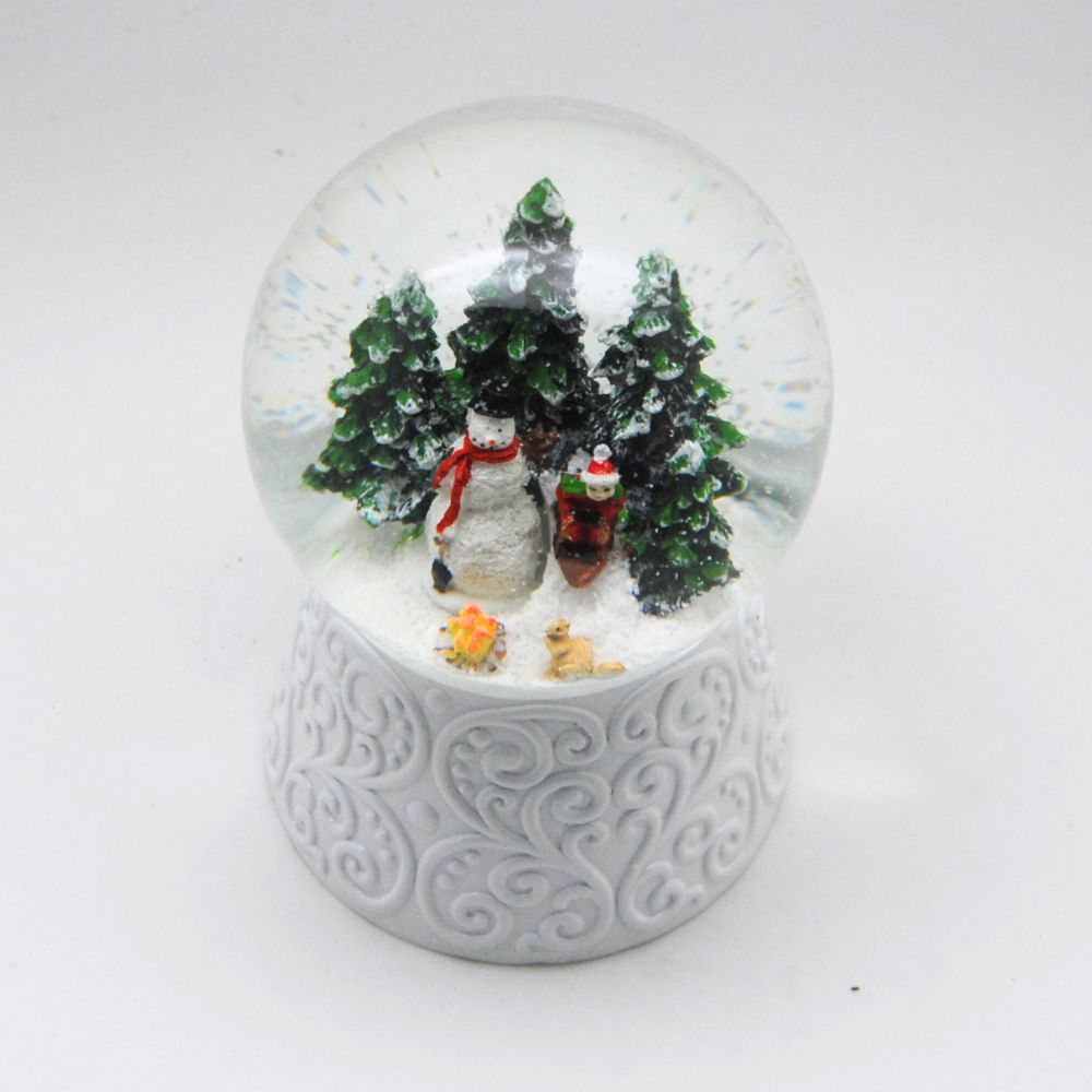 Edle Schneekugel Schneemann vor Lagerfeuer auf weißem Ornamentsockel 100 mm Durchmesser mit Spieluhr
