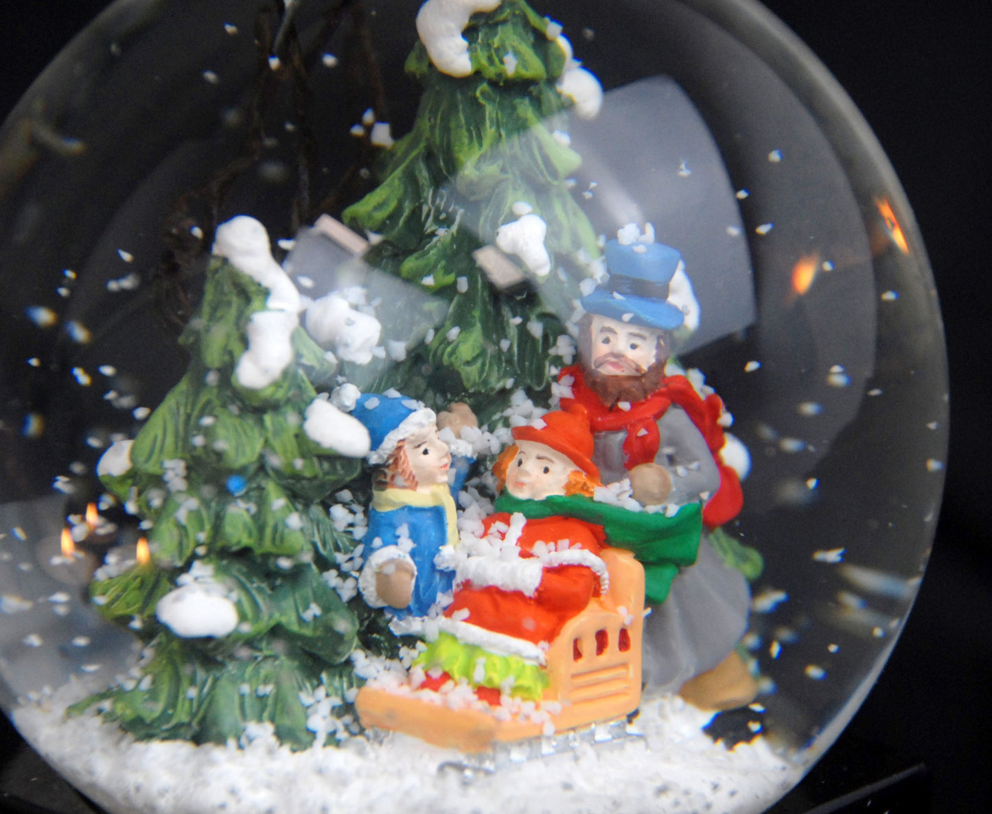 Edle Schneekugel Winterspaziergang mit Kindern auf weißem Ornamentsockel 100 mm Durchmesser mit Spieluhr