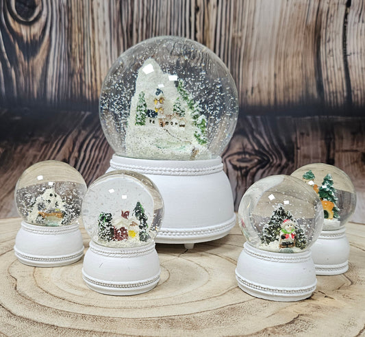 Dekopaket - Bergdorf weiß Nostalgie mit 4 Schneekugeln in mehreren Größen