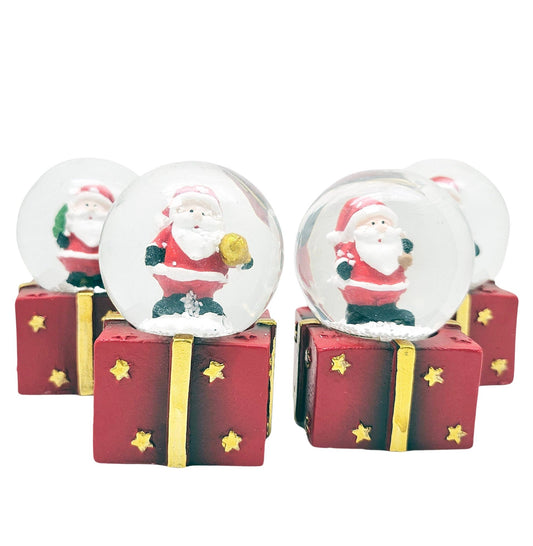 4 Süße Mini - Schneekugeln Weihnachtsmann auf Geschenke - Sockel 45mm Durchmesser - Schneekugelhaus