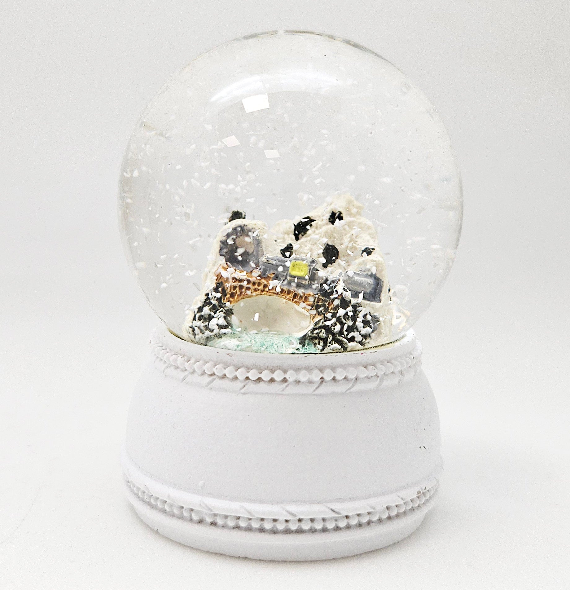 4 süße Mini - Schneekugeln Winter & Weihnacht, Rehkitz mit Sockel weiß Nostalgie B: 45mm - Schneekugelhaus
