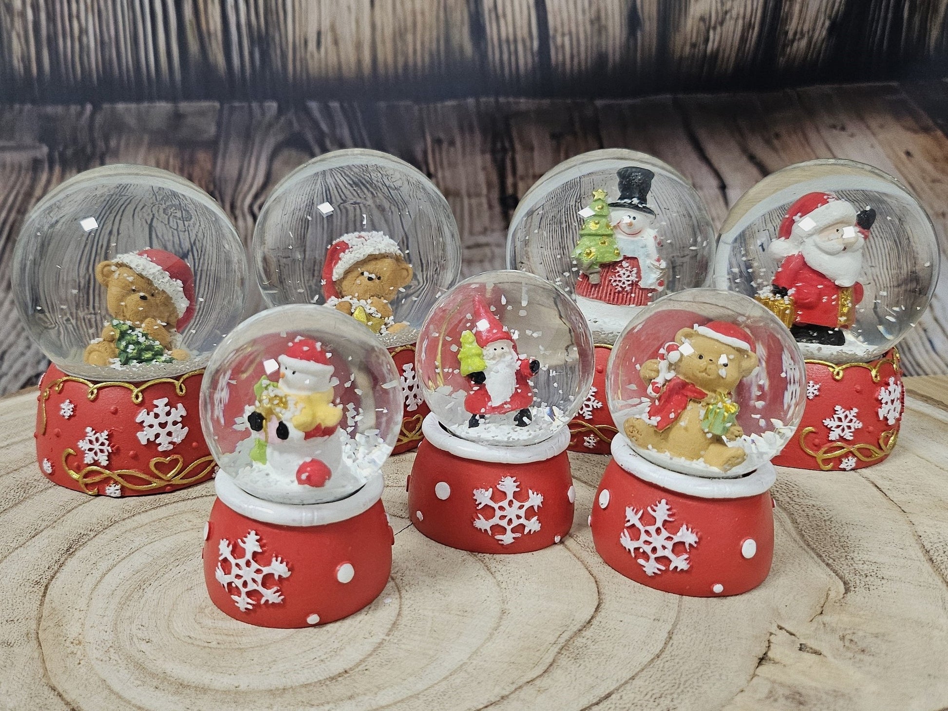 Adventspaket groß - Rot weißes Weihnachten Teddy, Schneemann, Santa mit 7 Schneekugeln in zwei Größen - Schneekugelhaus