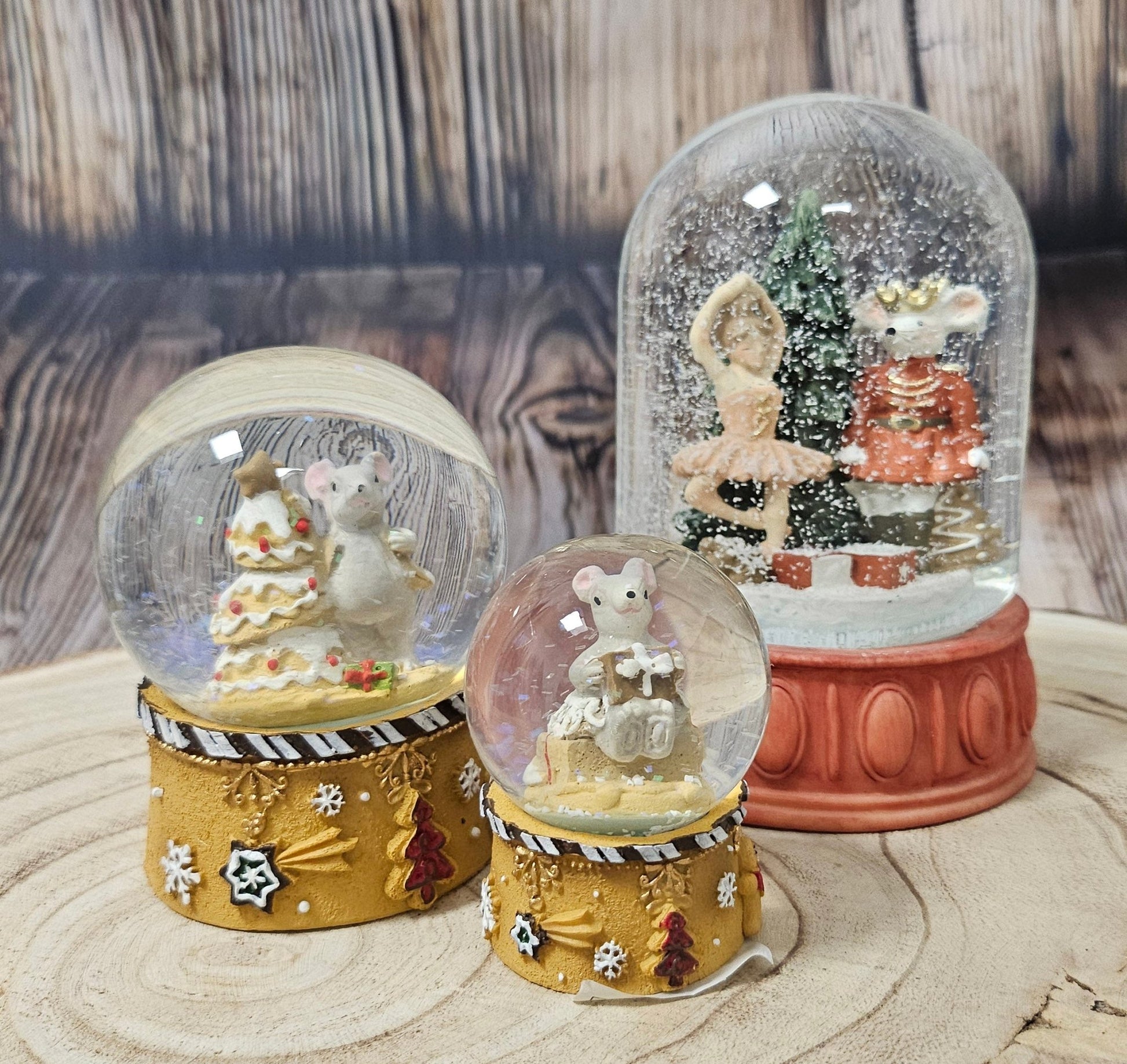 Dekopaket - Ballerina Nussknacker mit Mäusekönig mit 3 Schneekugeln in mehreren Größen - Schneekugelhaus