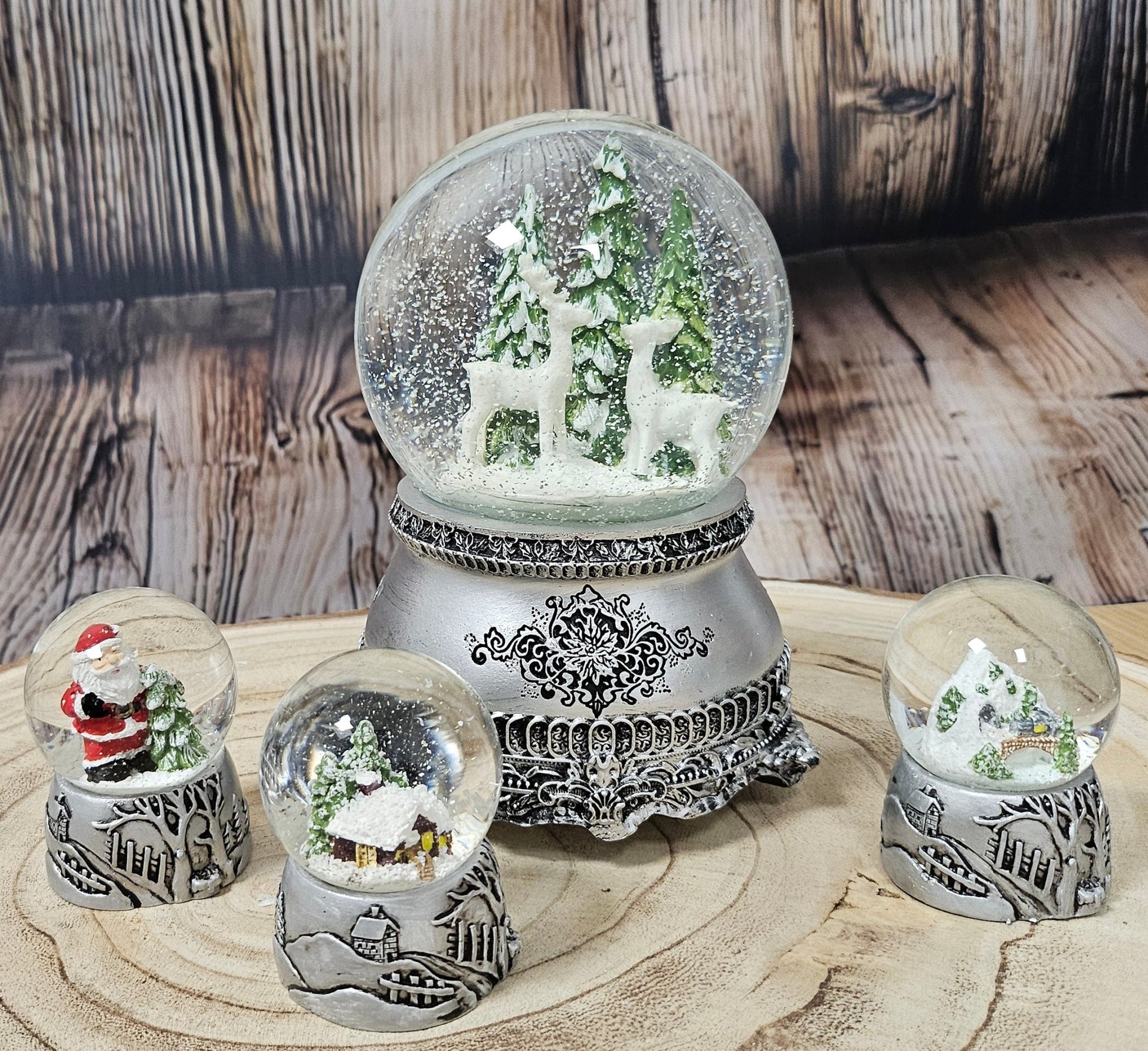 Dekopaket - Nostalgie Schneekugel Zinnsockel mit 4 Schneekugeln in mehreren Größen - Schneekugelhaus