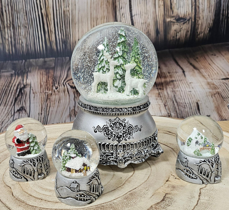 Dekopaket - Nostalgie Schneekugel Zinnsockel mit 4 Schneekugeln in mehreren Größen - Schneekugelhaus